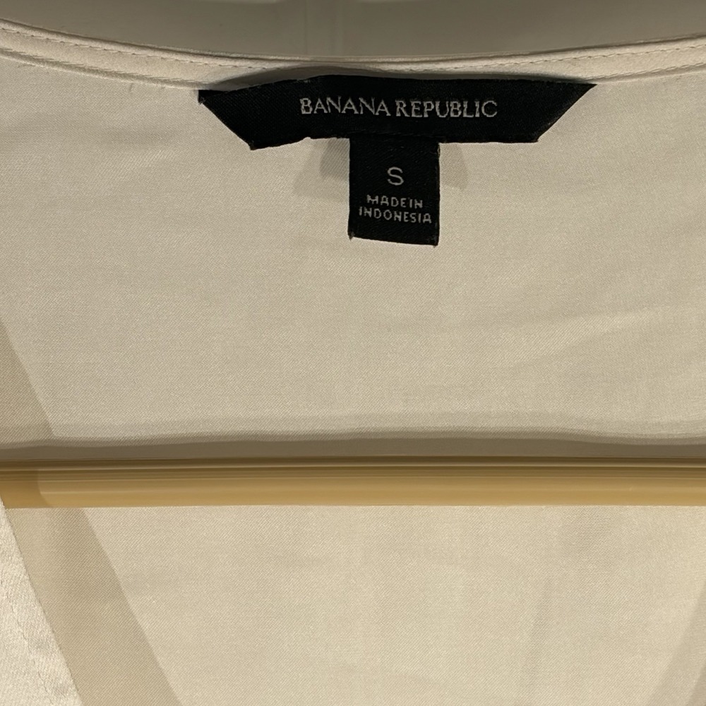 Banana Republic Ivory Satin Long Sleeve V-Neck Blouse Small - Picture 4 of 7